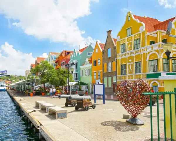 Kolorowe budynki, port i serce z kłódek – idealne miejsce na curacao wakacje.