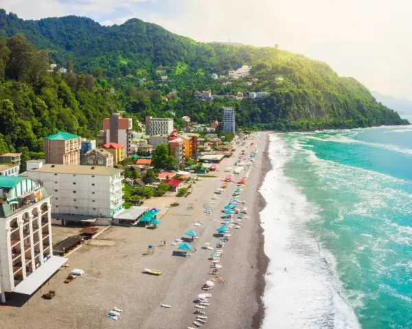 Malownicza plaża i hotele w Gruzji. Idealne miejsce na gruzińskie wakacje z widokiem na zielone wzgórza i turkusowe morze.