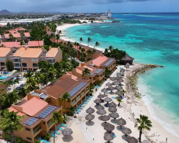 Aruba, gdzie jest? Tropikalny raj z turkusową wodą, piaszczystą plażą, palmami i hotelami z czerwonymi dachami.