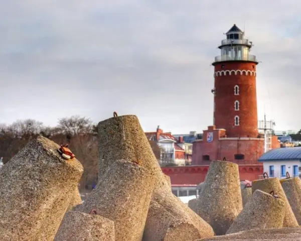 Ile schodów ma latarnia morska w Kołobrzegu? Przygotuj się na wspinaczkę!