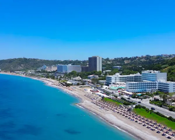 Piękna plaża w Ixia Rodos z hotelami i turkusowym morzem.