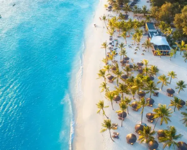 Rajska plaża na Zanzibarze z turkusową wodą, białym piaskiem, palmami i luksusowym resortem. Idealne miejsce, kiedy na Zanzibar.