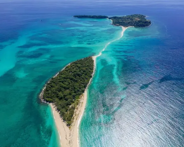 Rajskie plaże i turkusowa woda na Madagaskarze. Idealne miejsce na wakacje marzeń, gdzie można poczuć się jak na bezludnej wyspie.