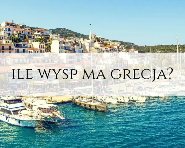 Port z łodziami i miasteczkiem na wzgórzu. Tekst: "Ile wysp ma Grecja?".