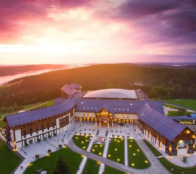 Hotel Arłamów o zachodzie słońca. Sprawdź hotel Arłamów ceny i zarezerwuj pobyt w malowniczej okolicy.
