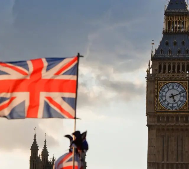 Flaga Wielkiej Brytanii na tle Big Ben. Poznaj ciekawe fakty o Wielkiej Brytanii i jej symbolach.