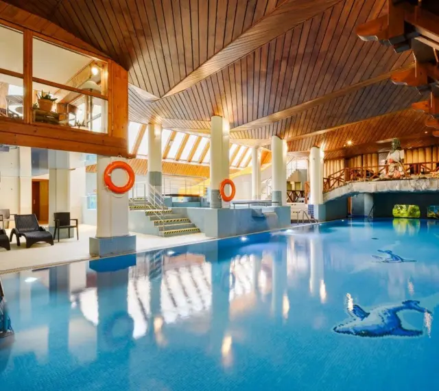 Basen w hotelu Belvedere Resort & Spa zachwyca drewnianym sufitem i dekoracjami. Relaks gwarantowany!
