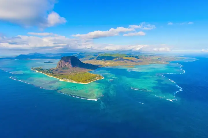 Widok na Le Morne Brabant, Mauritius. Idealny czas na podróż to okres od maja do grudnia, kiedy pogoda jest słoneczna i sucha.