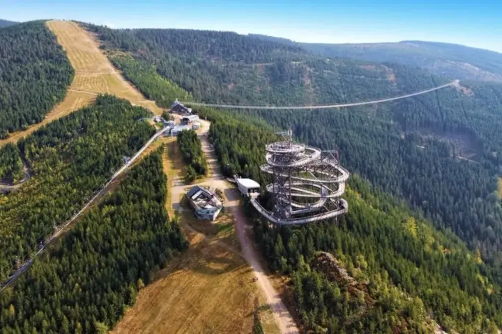 Widok na Sky Walk i najdłuższy most wiszący w Czechach. Cena za wejście jest przystępna.