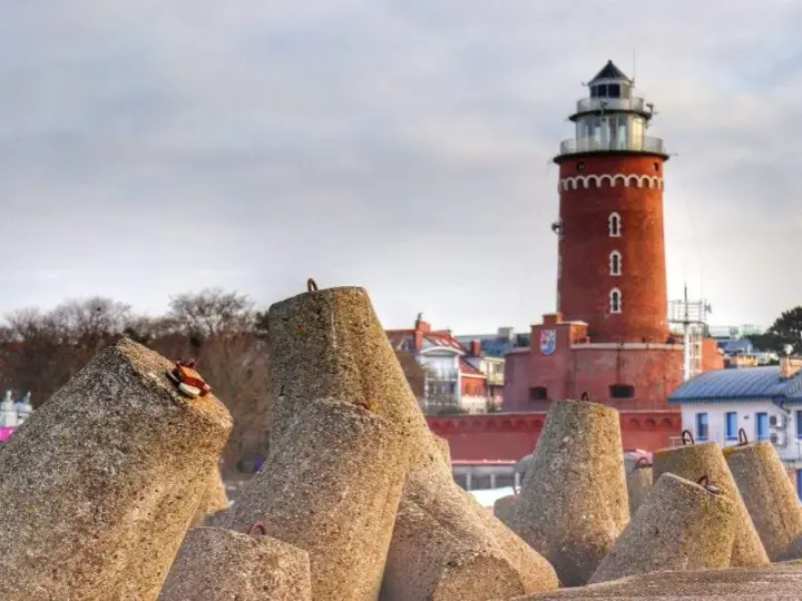 Ile schodów ma latarnia morska w Kołobrzegu? Przygotuj się na wspinaczkę!