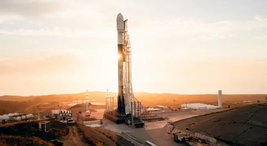 Rakieta SpaceX gotowa do startu. Słońce wschodzi nad kosmodromem, zapowiadając wielką wyprawę na Marsa.