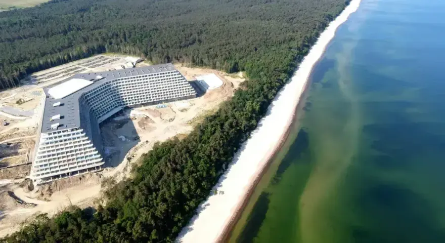 Nowy hotel Gołębiewski w Pobierowie w budowie. Kiedy otwarcie? Zapowiada się imponująco nad Bałtykiem.