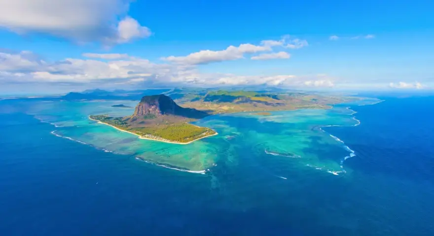Widok na Le Morne Brabant, Mauritius. Idealny czas na podróż to okres od maja do grudnia, kiedy pogoda jest słoneczna i sucha.