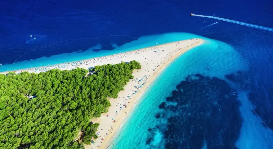 Zlatni Rat, Chorwacja. Ciekawostki o tym miejscu: plaża zmienia kształt pod wpływem wiatru i fal.