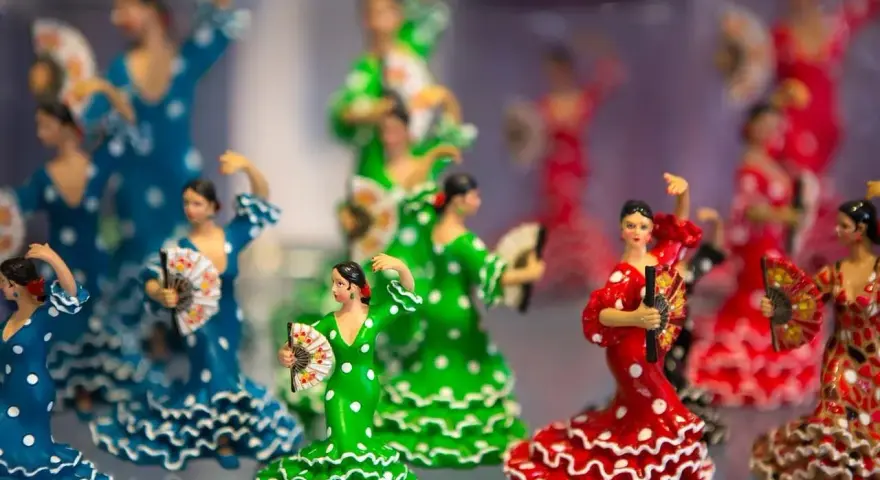 Figurki tancerek flamenco w kropki, idealne, by pokazać, co przywieźć z Hiszpanii.