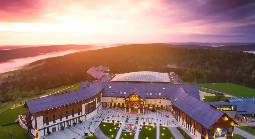 Hotel Arłamów o zachodzie słońca. Sprawdź hotel Arłamów ceny i zarezerwuj pobyt w malowniczej okolicy.