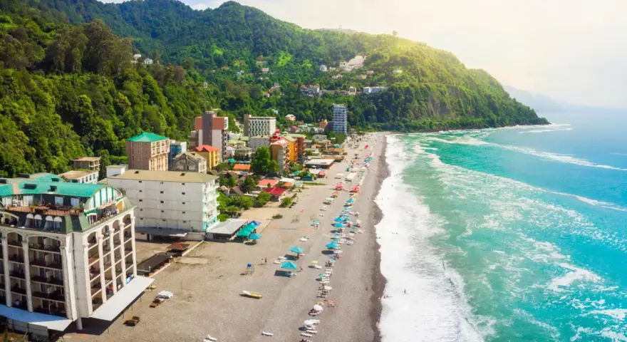 Malownicza plaża i hotele w Gruzji. Idealne miejsce na gruzińskie wakacje z widokiem na zielone wzgórza i turkusowe morze.