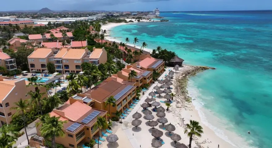 Aruba, gdzie jest? Tropikalny raj z turkusową wodą, piaszczystą plażą, palmami i hotelami z czerwonymi dachami.
