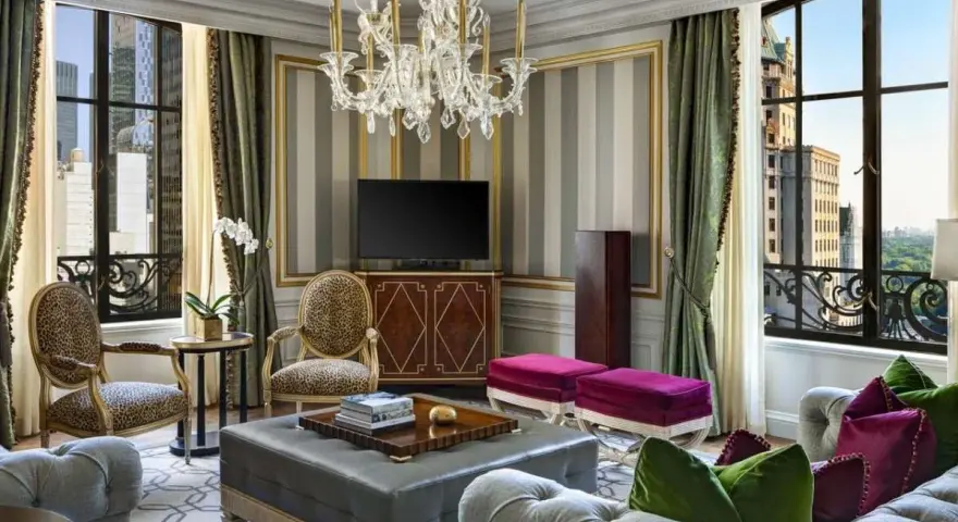 Luksusowy salon z widokiem na miasto, gdzie każdy detal krzyczy "najdroższy hotel na świecie".