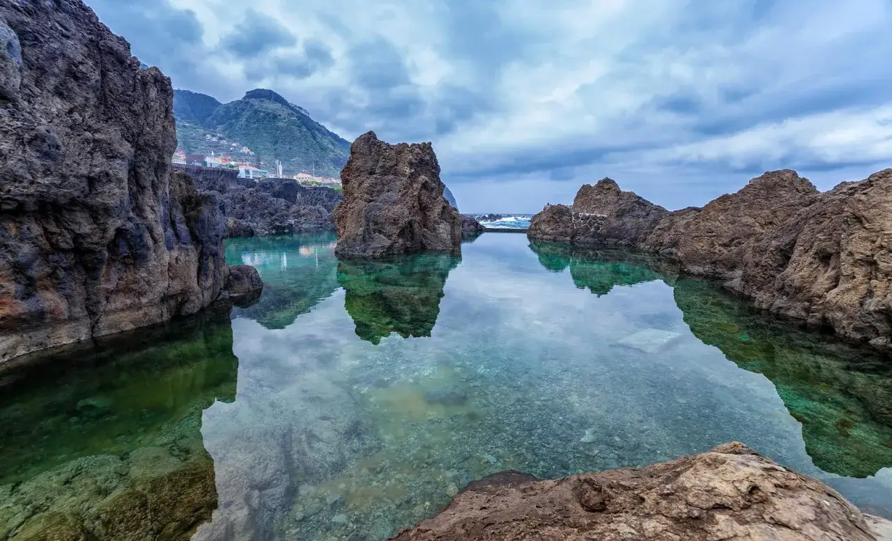 Naturalne baseny wulkaniczne na Madera plaże z krystalicznie czystą wodą i skalistymi formacjami.