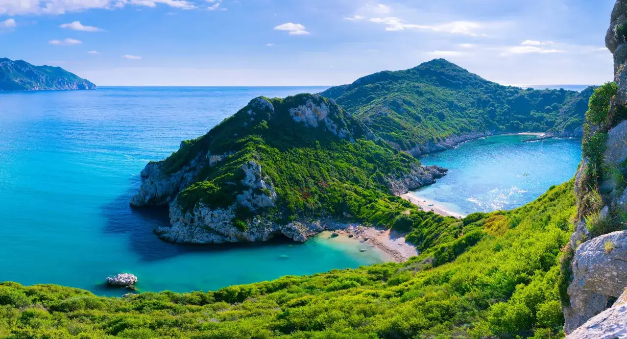 Malownicze zatoczki i skaliste wybrzeża, idealne na odkrywanie pięknych plaż Korfu.