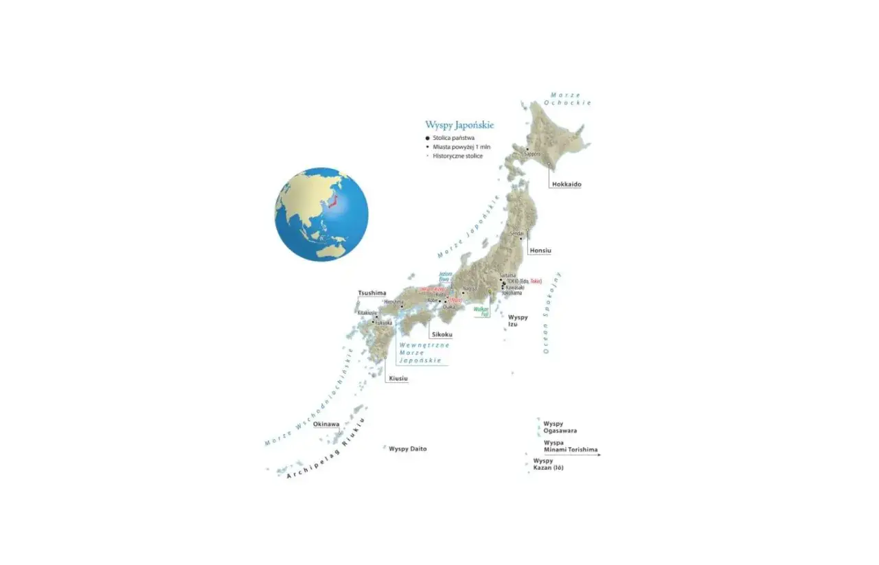 Mapa Japonii z zaznaczonym archipelagiem z Okinawą, głównymi wyspami (Hokkaido, Honsiu, Sikoku, Kiusiu) i morzami.