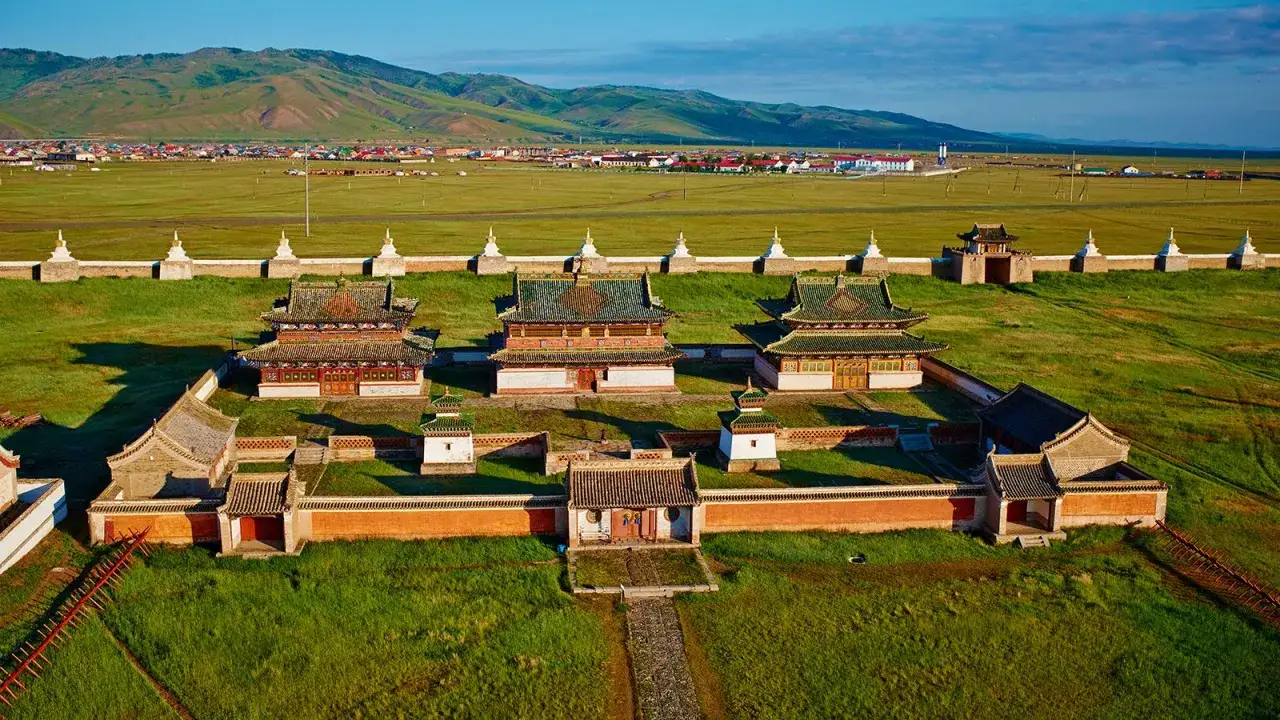 Dawne buddyjskie klasztory w Erdene Zuu, dawnej stolicy mongolskiego imperium Karakorum, otoczone zielonymi wzgórzami.
