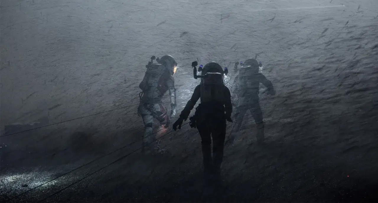 Trzej astronauci w skafandrach, w środku burzy piaskowej, kontynuują swoją wyprawę na Marsa.