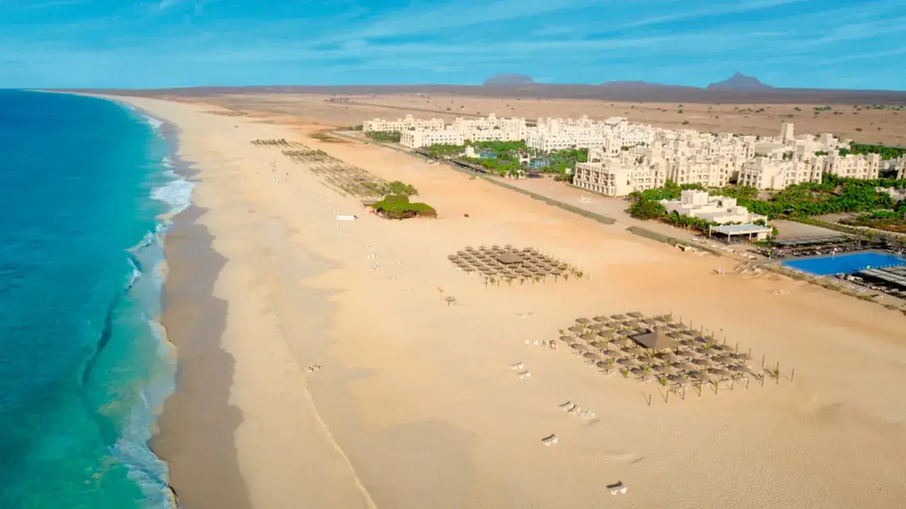 Wyspy Zielonego Przylądka: idealny czas na podróż to okres od listopada do maja. Piękna plaża z hotelami i basenem.