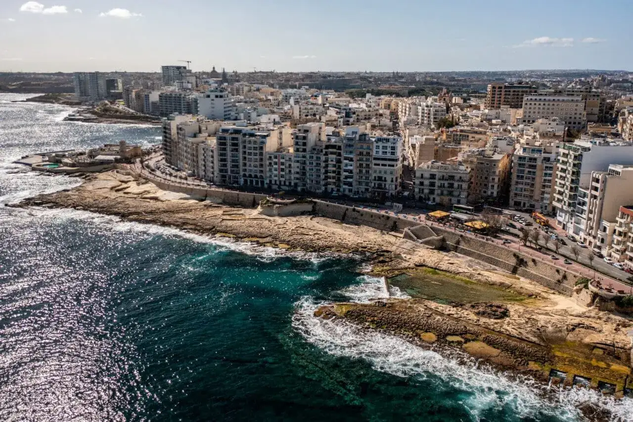 Malta, piękna wyspa z zabudowaniami nad morzem, potwierdza swoją przynależność do UE.