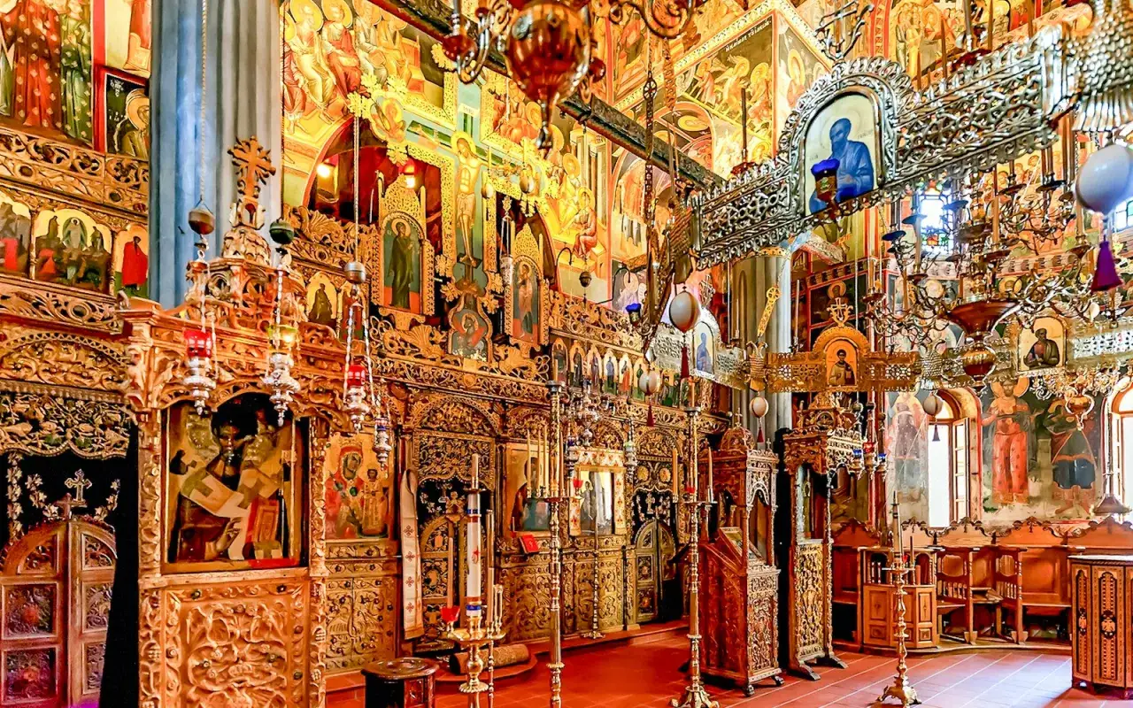 Wnętrze cerkwi na górze Athos. Złocony ikonostas, freski i bogate zdobienia tworzą mistyczną atmosferę.