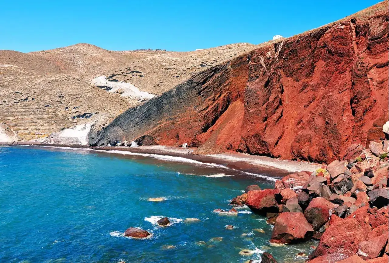Santorini plaże: czerwone klify i turkusowe morze tworzą unikalny krajobraz.