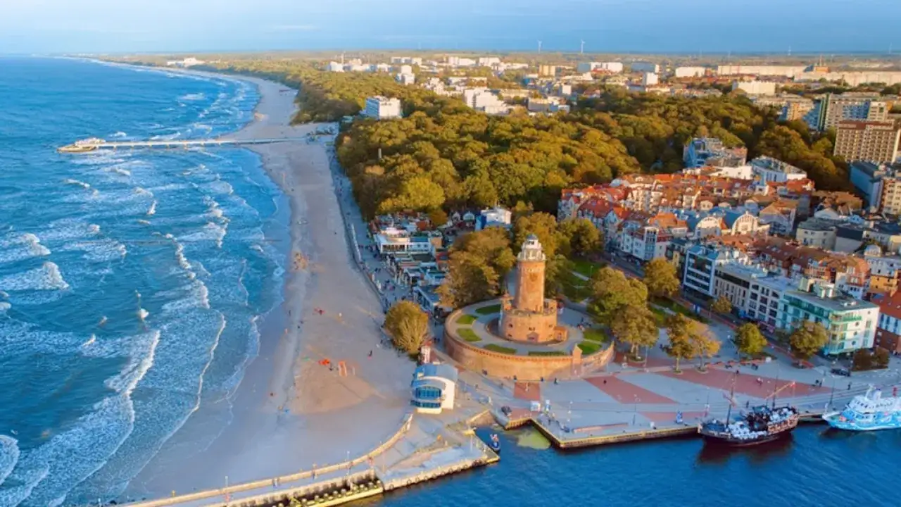 Piękna plaża, latarnia morska i urokliwe miasteczko nad morzem – idealne miejsce na wakacje dla singli.
