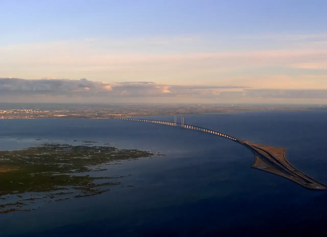Most Øresund, łączący Danię ze Szwecją, w blasku zachodzącego słońca.