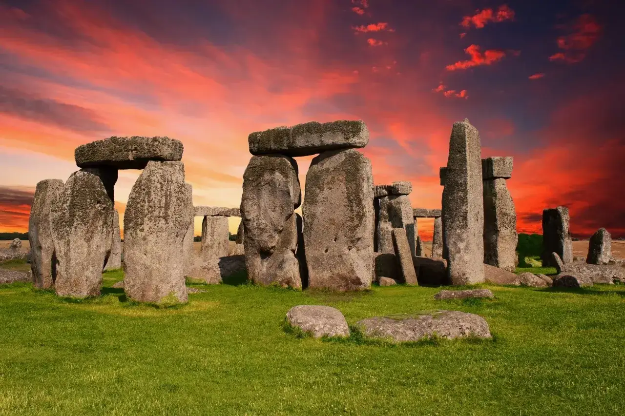 Stonehenge o zachodzie słońca. Poznaj fascynujące ciekawostki o Wielkiej Brytanii i jej starożytnych tajemnicach.
