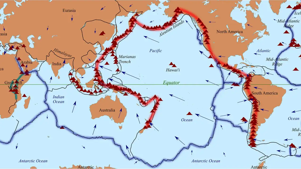 Mapa tektoniczna Ziemi z zaznaczonymi granicami płyt, wulkanami i prądami oceanicznymi. Ocean spokojny, choć na mapie widać ruchy tektoniczne.