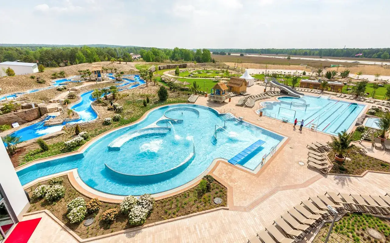 Wodny raj z basenami, zjeżdżalniami i leniwą rzeką. Sprawdź nasz tropical island cennik i zaplanuj wakacje!