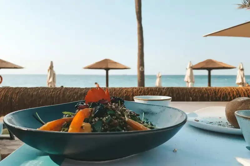 Pyszna sałatka z owocami i ziarnami, idealna na lunch w stylu full board plus nad morzem.
