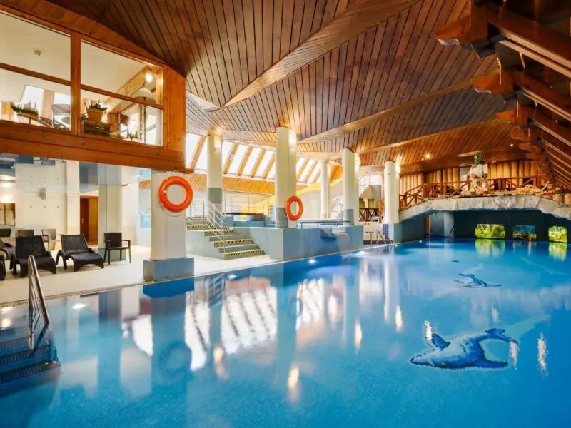 Basen w hotelu Belvedere Resort & Spa zachwyca drewnianym sufitem i dekoracjami. Relaks gwarantowany!